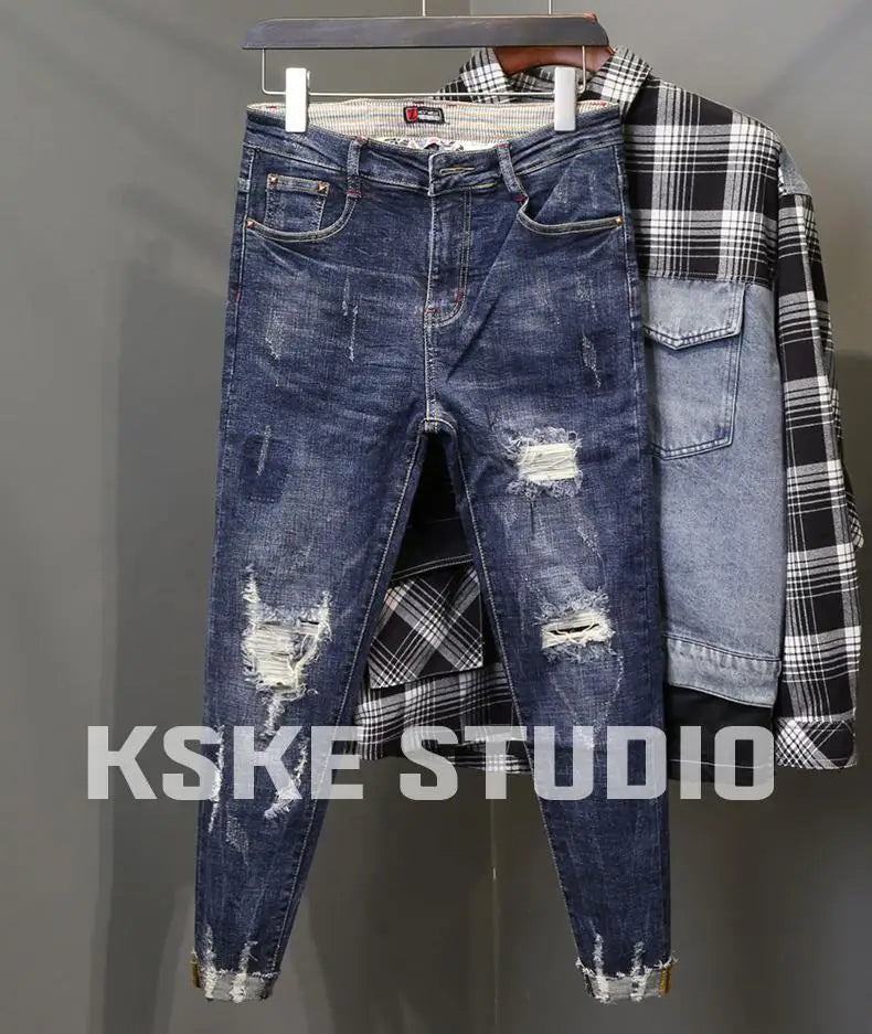 New Original Spring Autumn Blue Wash Designer Distressed Ripped Knees Slim Fit Denim Jeans with Whiskers and Frayed Hem for Men