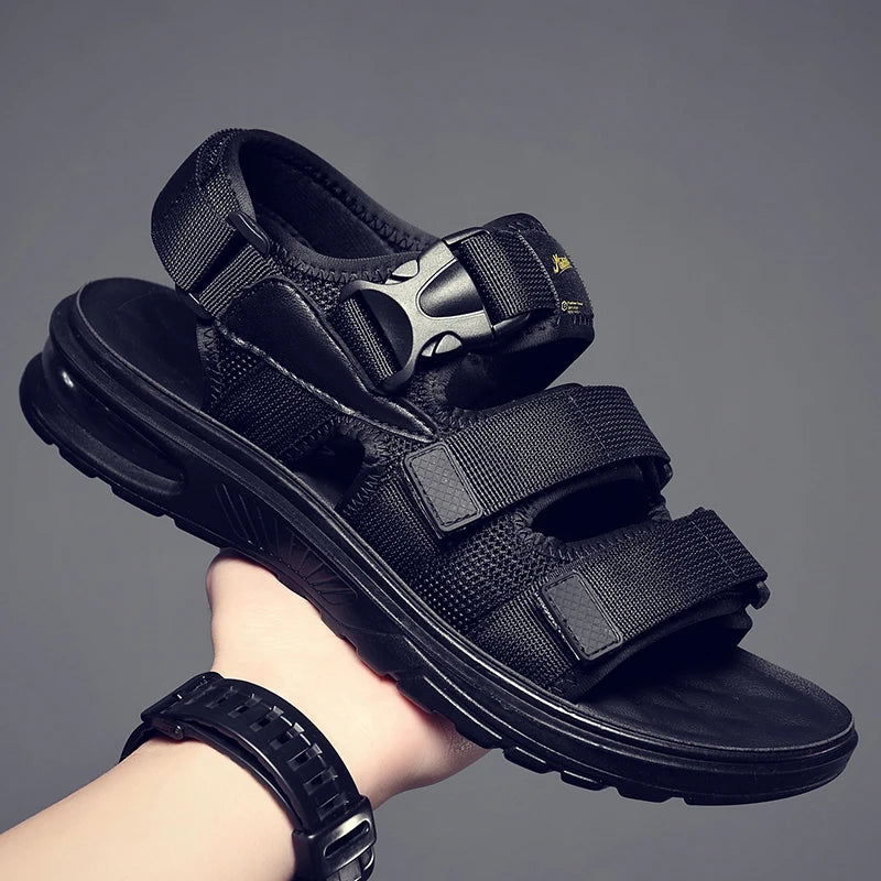 Sandálias de gladiador de couro masculinas, almofada confortável, sapatos pretos macios, novo design, moda romana, verão, 2023