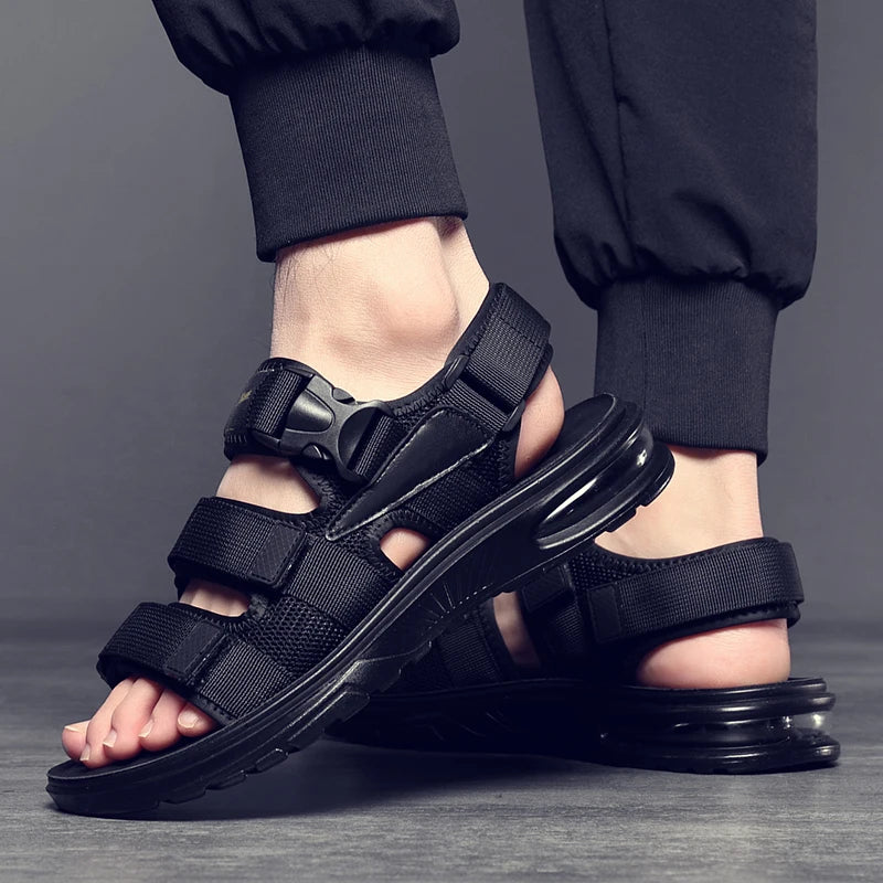 Sandálias de gladiador de couro masculinas, almofada confortável, sapatos pretos macios, novo design, moda romana, verão, 2023