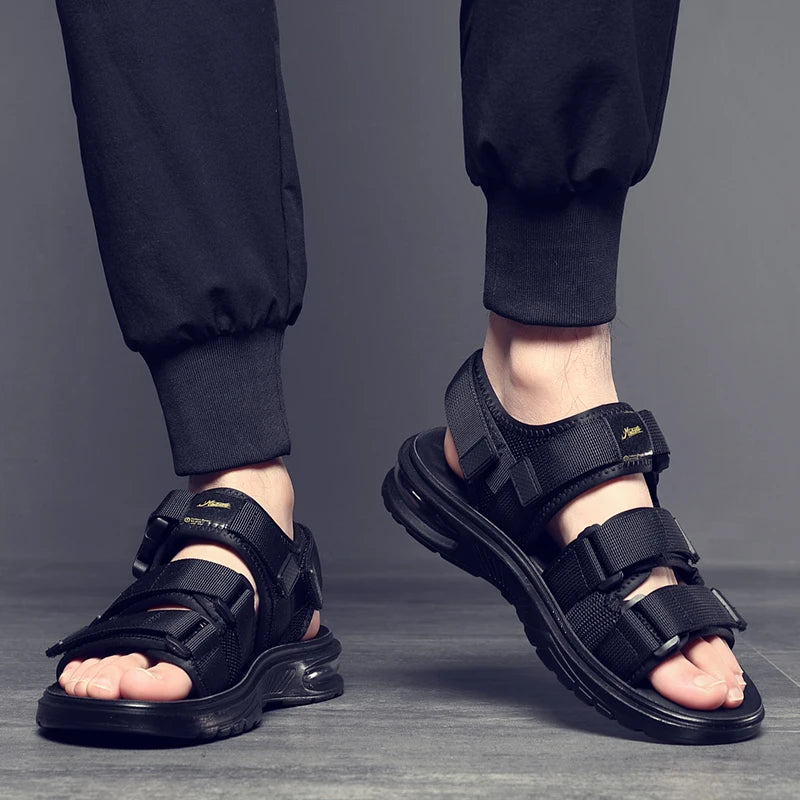 Sandálias de gladiador de couro masculinas, almofada confortável, sapatos pretos macios, novo design, moda romana, verão, 2023