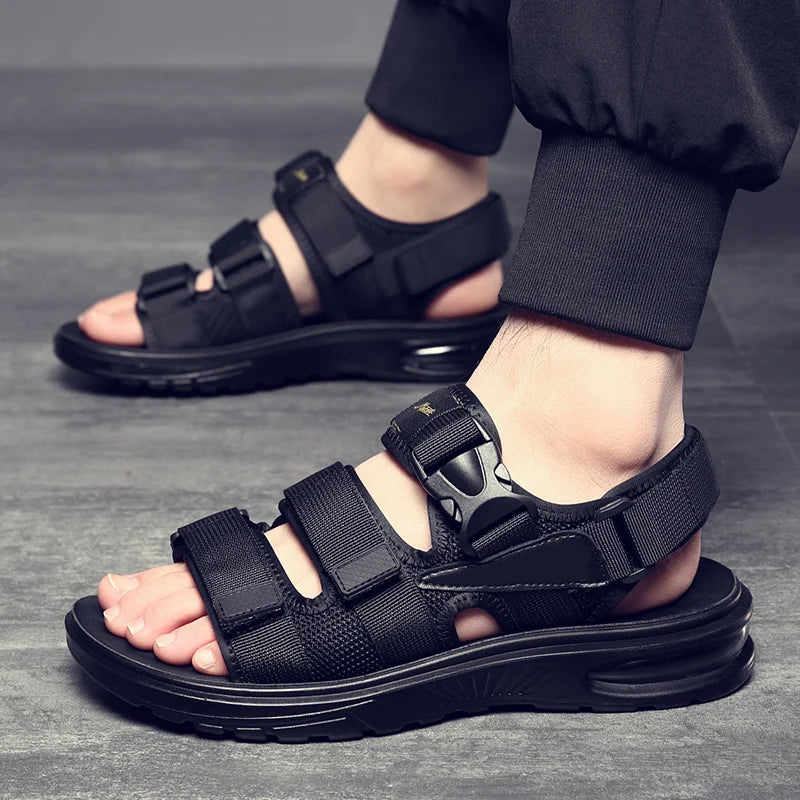 Sandálias de gladiador de couro masculinas, almofada confortável, sapatos pretos macios, novo design, moda romana, verão, 2023